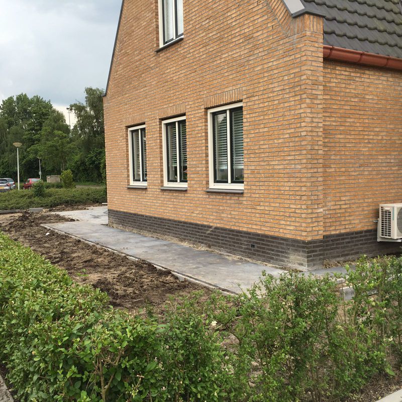 Antraciet betontegel rondom woning