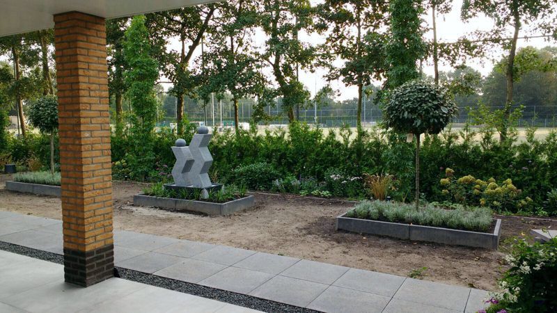 Aanleg tuin met plantenbakken