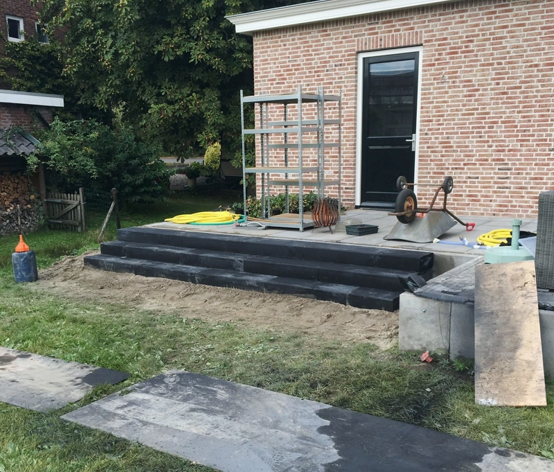 Stenen trap van verhoogd terras